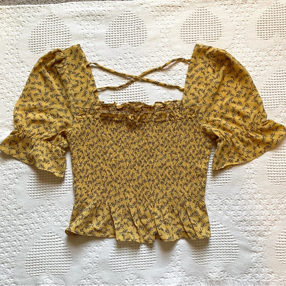 $5 or 3/$10 Yellow Puff Sleeve Blouse Size Medium - Picture 2 of 4